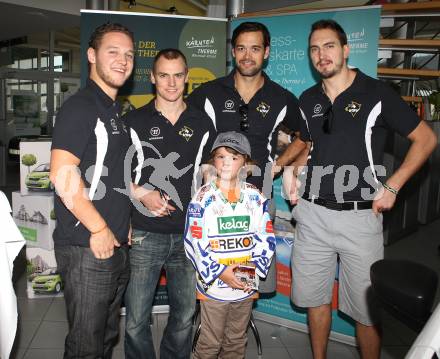 EBEL. Eishockey Bundesliga. VSV Autogrammstunde bei Skoda Lindner. John Hughes, Jean-Philippe Lamoureux, Brad Cole, Justin Taylor. Villach, am 22.9.2012.
Foto: Kuess
---
pressefotos, pressefotografie, kuess, qs, qspictures, sport, bild, bilder, bilddatenbank