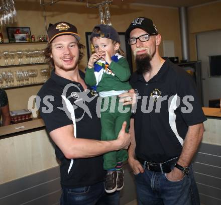 EBEL. Eishockey Bundesliga. VSV Autogrammstunde bei Skoda Lindner. Andreas Wiedergut, Markus Peintner. Villach, am 22.9.2012.
Foto: Kuess
---
pressefotos, pressefotografie, kuess, qs, qspictures, sport, bild, bilder, bilddatenbank