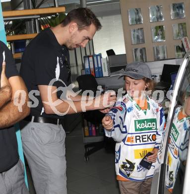 EBEL. Eishockey Bundesliga. VSV Autogrammstunde bei Skoda Lindner. Justin Taylor. Villach, am 22.9.2012.
Foto: Kuess
---
pressefotos, pressefotografie, kuess, qs, qspictures, sport, bild, bilder, bilddatenbank