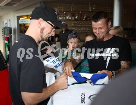 EBEL. Eishockey Bundesliga. VSV Autogrammstunde bei Skoda Lindner. Markus Peintner. Villach, am 22.9.2012.
Foto: Kuess
---
pressefotos, pressefotografie, kuess, qs, qspictures, sport, bild, bilder, bilddatenbank