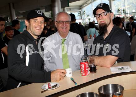 EBEL. Eishockey Bundesliga. VSV Autogrammstunde im Autohaus Skoda Lindner. Derek Damon, Markus Peintner. Villach, am 22.9.2012.
Foto: Kuess
---
pressefotos, pressefotografie, kuess, qs, qspictures, sport, bild, bilder, bilddatenbank