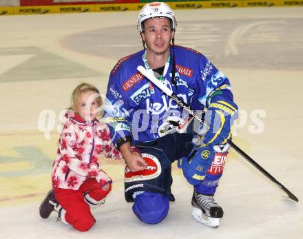 EBEL. Eishockey Bundesligal. EC VSV gegen KHL Medvescak Zagreb. Marco Pewal mit Tochter (VSV). Villach, am 23.9.2012.
Foto: Kuess 


---
pressefotos, pressefotografie, kuess, qs, qspictures, sport, bild, bilder, bilddatenbank