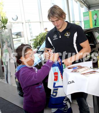 EBEL. Eishockey Bundesliga. VSV Autogrammstunde im Autohaus Skoda Lindner. Daniel Nageler. Villach, am 22.9.2012.
Foto: Kuess
---
pressefotos, pressefotografie, kuess, qs, qspictures, sport, bild, bilder, bilddatenbank