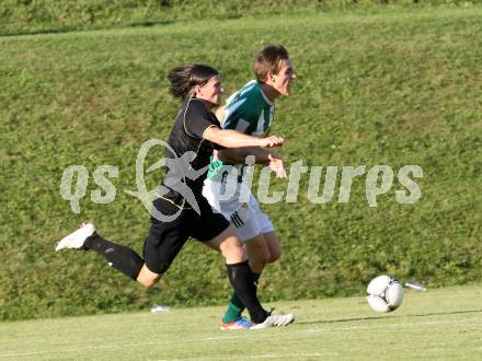 Fussball. Kaerntner Liga. Koettmannsdorf gegen Voelkermarkt. Hubmann Guenther (Koettmannsdorf), Schubert Fabian (Voelkermarkt). Koettmannsdorf, 22.9.2012.
Foto: Kuess
---
pressefotos, pressefotografie, kuess, qs, qspictures, sport, bild, bilder, bilddatenbank