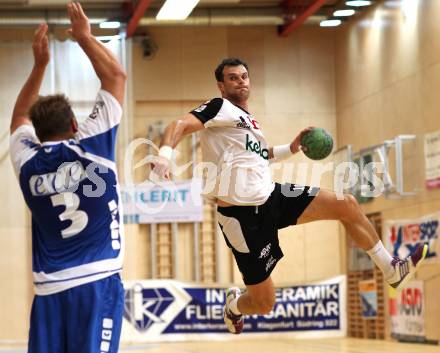 Handball Bundesliga. SC Ferlach gegen HV ece bulls Bruck. Miro Barisic (Ferlach),  Deri Gasparov (Bruck). Ferlach, am 22.9.2012.
Foto: Kuess
---
pressefotos, pressefotografie, kuess, qs, qspictures, sport, bild, bilder, bilddatenbank