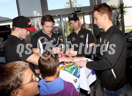 EBEL. Eishockey Bundesliga. VSV Autogrammstunde im Autohaus Skoda Lindner. Marco Pewal. Villach, am 22.9.2012.
Foto: Kuess
---
pressefotos, pressefotografie, kuess, qs, qspictures, sport, bild, bilder, bilddatenbank