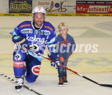 EBEL. Eishockey Bundesligal. EC VSV gegen KHL Medvescak Zagreb. Gerhard Unterluggauer mit Sohn (VSV). Villach, am 23.9.2012.
Foto: Kuess 


---
pressefotos, pressefotografie, kuess, qs, qspictures, sport, bild, bilder, bilddatenbank