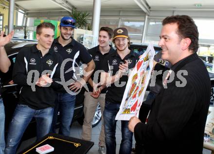 EBEL. Eishockey Bundesliga. VSV Autogrammstunde im Autohaus Skoda Lindner. Scott Hotham, Andreas Wiedergut, Zauberer. Villach, am 22.9.2012.
Foto: Kuess
---
pressefotos, pressefotografie, kuess, qs, qspictures, sport, bild, bilder, bilddatenbank
