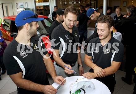 EBEL. Eishockey Bundesliga. VSV Autogrammstunde im Autohaus Skoda Lindner. Scott Hotham, Justin Taylor, John Hughes. Villach, am 22.9.2012.
Foto: Kuess
---
pressefotos, pressefotografie, kuess, qs, qspictures, sport, bild, bilder, bilddatenbank