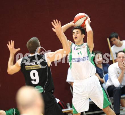 Basketball. OEBV Cup. KOS Klagenfurt Celovec gegen Guessing Knights. Toman Feinig ( KOS),Manuell Jandrasits (Guessing). Klagenfurt, am 22.9.2012.
Foto: Kuess
---
pressefotos, pressefotografie, kuess, qs, qspictures, sport, bild, bilder, bilddatenbank