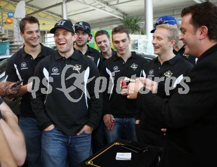 EBEL. Eishockey Bundesliga. VSV Autogrammstunde im Autohaus Skoda Lindner. Stefan Bacher, Derek Damon, Benjamin Petrik, John Hughes, Antti Pusa, Zauberer. Villach, am 22.9.2012.
Foto: Kuess
---
pressefotos, pressefotografie, kuess, qs, qspictures, sport, bild, bilder, bilddatenbank