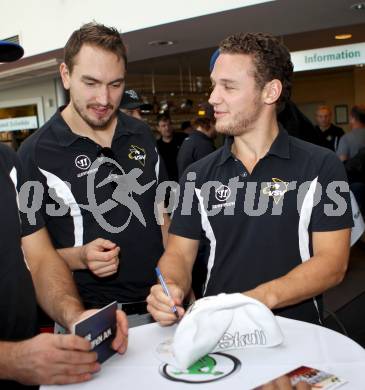 EBEL. Eishockey Bundesliga. VSV Autogrammstunde im Autohaus Skoda Lindner. Justin Taylor, John Hughes. Villach, am 22.9.2012.
Foto: Kuess
---
pressefotos, pressefotografie, kuess, qs, qspictures, sport, bild, bilder, bilddatenbank