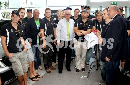 EBEL. Eishockey Bundesliga. VSV Autogrammstunde im Autohaus Skoda Lindner. Derek Ryan, Justin Taylor, John Hughes, Gerhard Unterluggauer. Villach, am 22.9.2012.
Foto: Kuess
---
pressefotos, pressefotografie, kuess, qs, qspictures, sport, bild, bilder, bilddatenbank