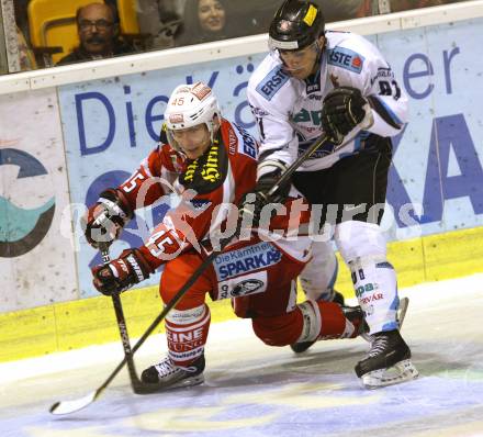 EBEL. Eishockey Bundesliga. EC KAC gegen SAPA Fehervar AV19.  David Schuller, (KAC),  Ladislav Sikorcin (Alba Volan). Klagenfurt, am 28.9.2012.
Foto: Kuess 


---
pressefotos, pressefotografie, kuess, qs, qspictures, sport, bild, bilder, bilddatenbank