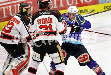 EBEL. Eishockey Bundesligal. EC VSV gegen HC Orli Znojmo. Marco Pewal,  (VSV), Jakub Stehlik (Znojmo). Villach, am 28.9.2012.
Foto: Kuess 


---
pressefotos, pressefotografie, kuess, qs, qspictures, sport, bild, bilder, bilddatenbank