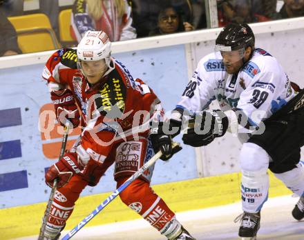 EBEL. Eishockey Bundesliga. EC KAC gegen SAPA Fehervar AV19.  Geier Manuel, (KAC),  Eric Johansson (Alba Volan). Klagenfurt, am 28.9.2012.
Foto: Kuess 


---
pressefotos, pressefotografie, kuess, qs, qspictures, sport, bild, bilder, bilddatenbank