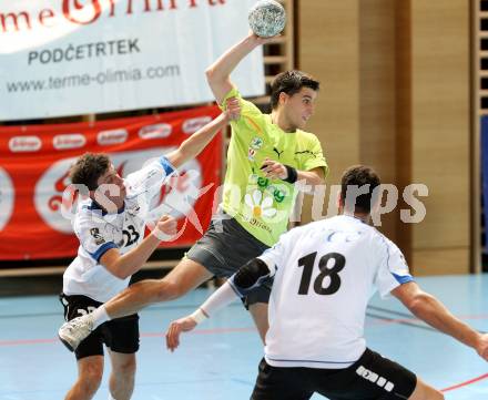 Handball Bundesliga. HC Kelag Kaernten gegn HC ece bulls Bruck. Markus Goeschl, (HCK), Alexander Fritz (Bruck). Viktring, am 29.9.2012.
Foto: Kuess
---
pressefotos, pressefotografie, kuess, qs, qspictures, sport, bild, bilder, bilddatenbank