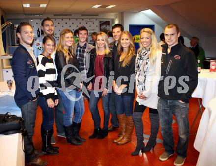 EBEL. Eishockey Bundesligal. EC VSV gegen KHL Medvescak Zagreb. John Hughes, Tanese, Justin Taylor, Melanie, Derek Ryan, Bonnie, Derek Damon, Andrea, Jean-Philippe Lamoureux mit Kellie. Villach, am 23.9.2012.
Foto: Kuess 


---
pressefotos, pressefotografie, kuess, qs, qspictures, sport, bild, bilder, bilddatenbank