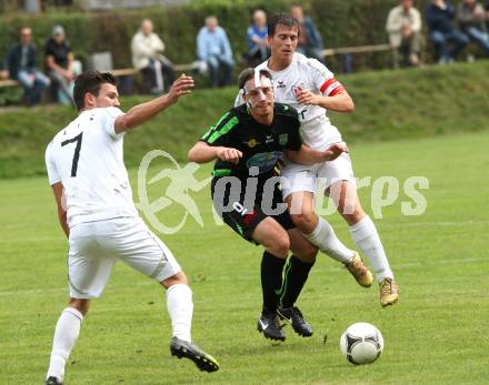 Fussball Kaerntner Liga. ATUS Ferlach gegen Rapid Lienz. Thomas Waldhauser, Salih Alic (Ferlach), Markus Stocker (Lienz). Ferlach, am 29.9.2012.
Foto:Kuess
---
pressefotos, pressefotografie, kuess, qs, qspictures, sport, bild, bilder, bilddatenbank