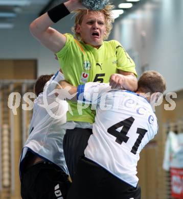 Handball Bundesliga. HC Kelag Kaernten gegn HC ece bulls Bruck. Christopher Dovjak,  (HCK), Johannes Kaltenegget (Bruck). Viktring, am 29.9.2012.
Foto: Kuess
---
pressefotos, pressefotografie, kuess, qs, qspictures, sport, bild, bilder, bilddatenbank