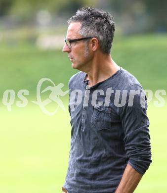 Fussball Kaerntner Liga. ATUS Ferlach gegen Rapid Lienz. Trainer Bernhard Hanser (Lienz). Ferlach, am 29.9.2012.
Foto:Kuess
---
pressefotos, pressefotografie, kuess, qs, qspictures, sport, bild, bilder, bilddatenbank