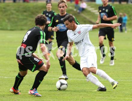 Fussball Kaerntner Liga. ATUS Ferlach gegen Rapid Lienz. Salih Alic (Ferlach), Andre Baumgartner (Lienz). Ferlach, am 29.9.2012.
Foto:Kuess
---
pressefotos, pressefotografie, kuess, qs, qspictures, sport, bild, bilder, bilddatenbank