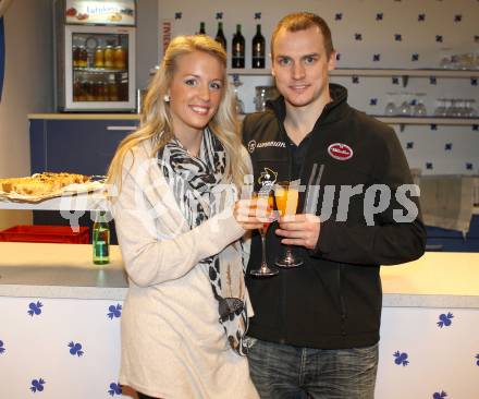 EBEL. Eishockey Bundesligal. EC VSV gegen KHL Medvescak Zagreb. Jean-Philippe Lamoureux mit Kellie. Villach, am 23.9.2012.
Foto: Kuess 


---
pressefotos, pressefotografie, kuess, qs, qspictures, sport, bild, bilder, bilddatenbank