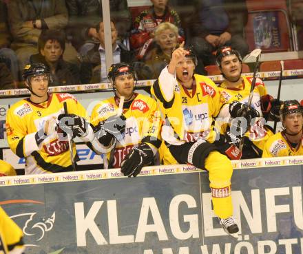 EBEL. Eishockey Bundesliga. EC KAC gegen UPC Vienna Capitals.  Benoit Gratton fordert Videobeweis  (Caps). Klagenfurt, am 30.9.2012.
Foto: Kuess 


---
pressefotos, pressefotografie, kuess, qs, qspictures, sport, bild, bilder, bilddatenbank