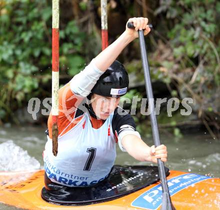 Wildwassersport. Alpe Adria Kanu Slalom Gurk 2012.  Julia Schmid (KC Glanegg). Klagenfurt, Gurkerbruecke, am 30.9.2012.
Foto: Kuess
---
pressefotos, pressefotografie, kuess, qs, qspictures, sport, bild, bilder, bilddatenbank