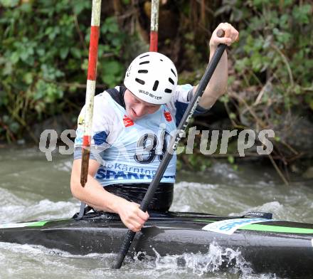 Wildwassersport. Alpe Adria Kanu Slalom Gurk 2012.  Maximilian Roemer (KV Klagenfurt). Klagenfurt, Gurkerbruecke, am 30.9.2012.
Foto: Kuess
---
pressefotos, pressefotografie, kuess, qs, qspictures, sport, bild, bilder, bilddatenbank