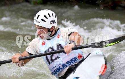 Wildwassersport. Alpe Adria Kanu Slalom Gurk 2012.  Dominik Scherwitzl (KC Glanegg). Klagenfurt, Gurkerbruecke, am 30.9.2012.
Foto: Kuess
---
pressefotos, pressefotografie, kuess, qs, qspictures, sport, bild, bilder, bilddatenbank