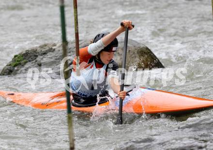 Wildwassersport. Alpe Adria Kanu Slalom Gurk 2012.  Julia Schmid (KC Glanegg). Klagenfurt, Gurkerbruecke, am 30.9.2012.
Foto: Kuess
---
pressefotos, pressefotografie, kuess, qs, qspictures, sport, bild, bilder, bilddatenbank