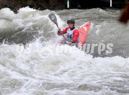 Wildwassersport. Alpe Adria Kanu Slalom Gurk 2012.  Mario Leitner (KC Glanegg). Klagenfurt, Gurkerbruecke, am 30.9.2012.
Foto: Kuess
---
pressefotos, pressefotografie, kuess, qs, qspictures, sport, bild, bilder, bilddatenbank