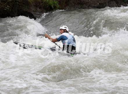 Wildwassersport. Alpe Adria Kanu Slalom Gurk 2012.  Maximilian Roemer (KV Klagenfurt). Klagenfurt, Gurkerbruecke, am 30.9.2012.
Foto: Kuess
---
pressefotos, pressefotografie, kuess, qs, qspictures, sport, bild, bilder, bilddatenbank