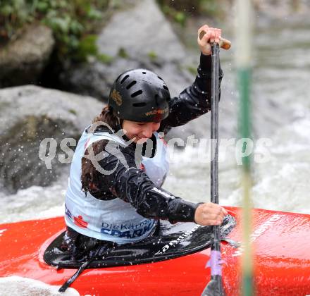 Wildwassersport. Alpe Adria Kanu Slalom Gurk 2012.  Nadine Weratschnig (KV Klagenfurt). Klagenfurt, Gurkerbruecke, am 30.9.2012.
Foto: Kuess
---
pressefotos, pressefotografie, kuess, qs, qspictures, sport, bild, bilder, bilddatenbank