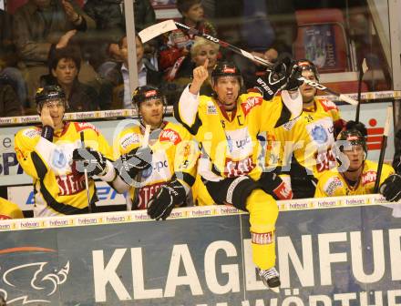 EBEL. Eishockey Bundesliga. EC KAC gegen UPC Vienna Capitals.  Benoit Gratton fordert Videobeweis  (Caps). Klagenfurt, am 30.9.2012.
Foto: Kuess 


---
pressefotos, pressefotografie, kuess, qs, qspictures, sport, bild, bilder, bilddatenbank