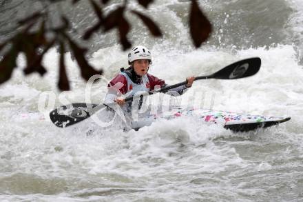 Wildwassersport. Alpe Adria Kanu Slalom Gurk 2012.  Lisa Leitner (KC Glanegg). Klagenfurt, Gurkerbruecke, am 30.9.2012.
Foto: Kuess
---
pressefotos, pressefotografie, kuess, qs, qspictures, sport, bild, bilder, bilddatenbank