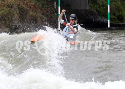 Wildwassersport. Alpe Adria Kanu Slalom Gurk 2012.  Julia Schmid (KC Glanegg). Klagenfurt, Gurkerbruecke, am 30.9.2012.
Foto: Kuess
---
pressefotos, pressefotografie, kuess, qs, qspictures, sport, bild, bilder, bilddatenbank