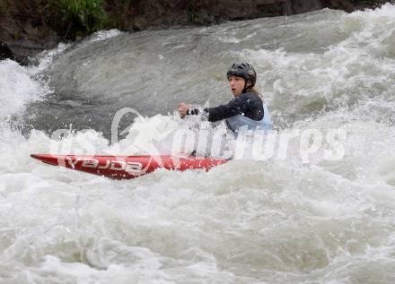 Wildwassersport. Alpe Adria Kanu Slalom Gurk 2012. Nadine Weratschnig (KV Klagenfurt). Klagenfurt, Gurkerbruecke, am 30.9.2012.
Foto: Kuess
---
pressefotos, pressefotografie, kuess, qs, qspictures, sport, bild, bilder, bilddatenbank