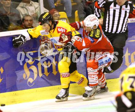 EBEL. Eishockey Bundesliga. EC KAC gegen UPC Vienna Capitals. Kirk Furey,   (KAC), Tony ROmano (Caps). Klagenfurt, am 30.9.2012.
Foto: Kuess 


---
pressefotos, pressefotografie, kuess, qs, qspictures, sport, bild, bilder, bilddatenbank