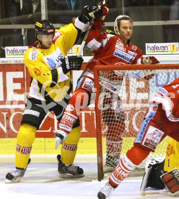 EBEL. Eishockey Bundesliga. EC KAC gegen UPC Vienna Capitals.  John Lammers,  (KAC), Adrian Veideman (Caps). Klagenfurt, am 30.9.2012.
Foto: Kuess 


---
pressefotos, pressefotografie, kuess, qs, qspictures, sport, bild, bilder, bilddatenbank