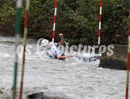 Wildwassersport. Alpe Adria Kanu Slalom Gurk 2012.  Maximilian Roemer (KV Klagenfurt). Klagenfurt, Gurkerbruecke, am 30.9.2012.
Foto: Kuess
---
pressefotos, pressefotografie, kuess, qs, qspictures, sport, bild, bilder, bilddatenbank