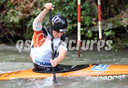 Wildwassersport. Alpe Adria Kanu Slalom Gurk 2012.  Julia Schmid (KC Glanegg). Klagenfurt, Gurkerbruecke, am 30.9.2012.
Foto: Kuess
---
pressefotos, pressefotografie, kuess, qs, qspictures, sport, bild, bilder, bilddatenbank