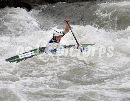 Wildwassersport. Alpe Adria Kanu Slalom Gurk 2012.  Maximilian Roemer (KV Klagenfurt). Klagenfurt, Gurkerbruecke, am 30.9.2012.
Foto: Kuess
---
pressefotos, pressefotografie, kuess, qs, qspictures, sport, bild, bilder, bilddatenbank