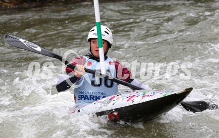 Wildwassersport. Alpe Adria Kanu Slalom Gurk 2012.  Lisa Leitner. Klagenfurt, Gurkerbruecke, am 30.9.2012.
Foto: Kuess
---
pressefotos, pressefotografie, kuess, qs, qspictures, sport, bild, bilder, bilddatenbank