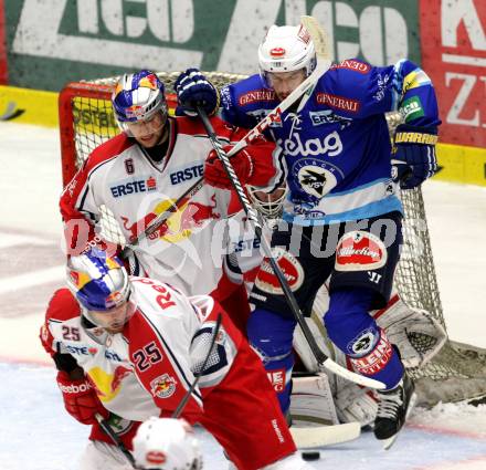 EBEL. Eishockey Bundesligal. EC VSV gegen EC Red Bull Salzburg. Justin Taylor, (VSV), Alexander Pallestrang  (Salzburg). Villach, am 5.10.2012.
Foto: Kuess 


---
pressefotos, pressefotografie, kuess, qs, qspictures, sport, bild, bilder, bilddatenbank