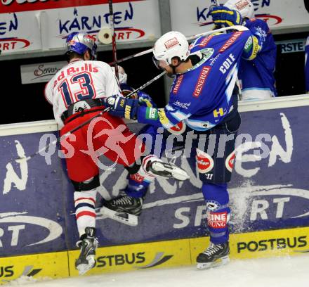 EBEL. Eishockey Bundesligal. EC VSV gegen EC Red Bull Salzburg. Brad Cole, (VSV), Patrick Obrist (Salzburg). Villach, am 5.10.2012.
Foto: Kuess 


---
pressefotos, pressefotografie, kuess, qs, qspictures, sport, bild, bilder, bilddatenbank