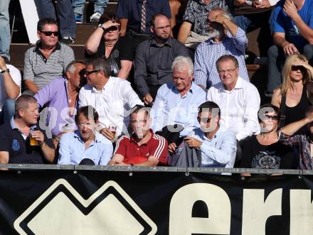 Fussball Regionalliga. SAK gegen SK Austria Klagenfurt. Unter den Zuschauern, Matthias Dollinger sen., Gerhard Koefer, Frank Stronach, Peter Svetits. Klagenfurt, 6.10.2012.
Foto: Kuess
---
pressefotos, pressefotografie, kuess, qs, qspictures, sport, bild, bilder, bilddatenbank