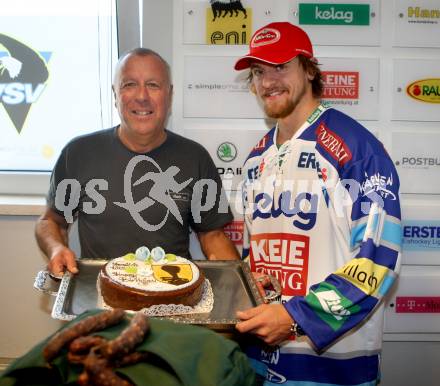 Eishockey. VSV. Michael Grabner, Stadrat Josef Zauchner.
Villach, 6.10.2012.
Foto: Kuess
---
pressefotos, pressefotografie, kuess, qs, qspictures, sport, bild, bilder, bilddatenbank