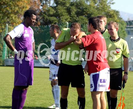 Fussball Regionalliga. SAK gegen SK Austria Klagenfurt. Schiedsrichter Alexander Stossier wird vom SAK Physiotherapeuten behandelt. Klagenfurt, 6.10.2012.
Foto: Kuess
---
pressefotos, pressefotografie, kuess, qs, qspictures, sport, bild, bilder, bilddatenbank